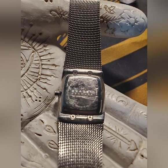 **VINTAGE FIND** stainless steel Skagen watch with metal band, needs battery - Picture 4 of 4
